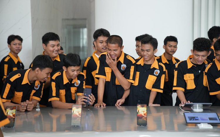 Kunjungan SMKN 4 Kota Tangerang ke pabrik OPPO.
