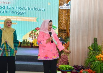 Ibu Iriana dan Ibu Wury Berikan Semangat Kepada Peserta Sosialisasi Hortikultura di Makassar