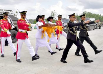 Kirab Duplikat Bendera Merah Putih dan Teks Proklamasi Tiba di Istana Negara IKN