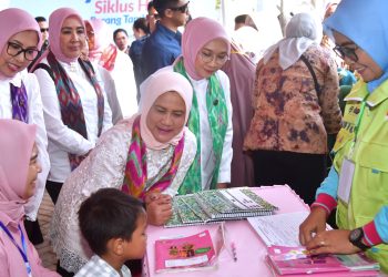 Kunjungan ke Posyandu, Ibu Iriana dan Ibu Wury Tinjau Program Vaksin untuk Anak