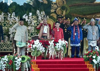 Presiden Jokowi Pimpin Upacara Penurunan Bendera Sang Merah Putih di Istana Negara IKN