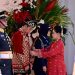 Presiden Jokowi Tampil dengan Pakaian Adat Banjar pada Upacara Penurunan Bendera di IKN