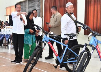 Serahkan Bantuan Cadangan Pangan di Sleman, Presiden Jokowi: Ini Beras Premium dan Terbaik