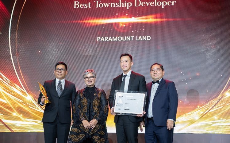 Paramount Land raih sejumlah penghargaan bergengsi di ajang PropertyGuru Indonesia Property Awards 2024. M. Nawawi, Presiden Direktur Paramount Land (kiri) saat menerima Penghargaan PropertyGuru PropertyAwards 2024 didampingi oleh Chrissandy Dave, Executive Director Marketing & Sales Paramount Land (kedua dari kanan) dan Ferry John, VP Sales Paramount Land (kanan).