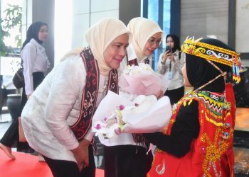 Ibu Iriana dan Ibu Wury Semangati dan Beri Hadiah Peserta Sosialisasi Moderat Sejak Dini