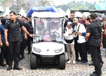 Presiden Jokowi Ajak Cucu Nikmati Pameran Alutsista HUT ke-79 TNI di Monas