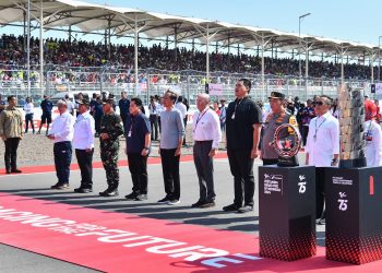 Presiden Jokowi Saksikan dan Serahkan Trofi Juara Pertamina Grand Prix of Indonesia 2024