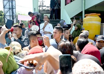 Saat Presiden Jokowi Pakai Megafon di Pasar Soponyono untuk Pamit ke Masyarakat