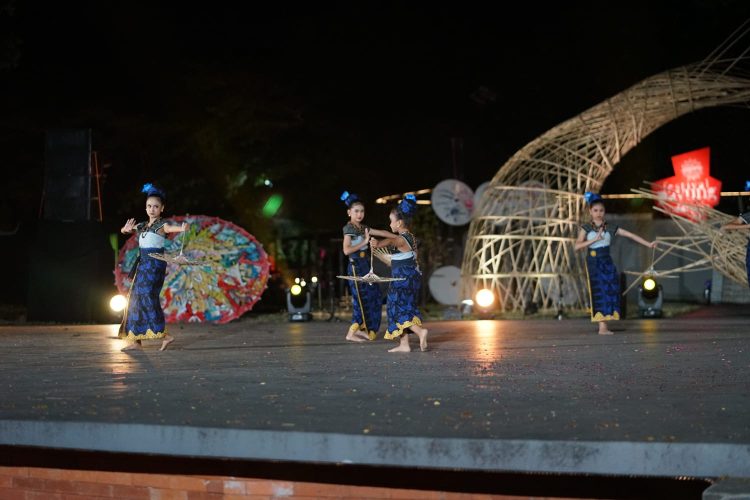 Tarian Kembang Kendeng Kanekes dari Sanggar Sanggita Kencana Budaya.
