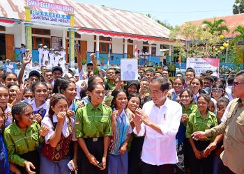 Disambut Hangat, Presiden Jokowi Apresiasi Pesona Alam dan Keramahan Warga Kabupaten Alor