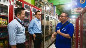 Direktur IT Bank Sampoerna Hendra Rahardja (kedua dari kiri) didampingi oleh Farida Wijaya, SME and FI Credit Head Bank Sampoerna (kedua dari kanan), Corporate Communication & Investor Relations Head Bank Sampoerna Ridy Sudarma (kiri), dan Branch Manager cabang Sampoerna Strategic Andrew Linardi (kanan) saat melakukan kunjungan nasabah di Ciputat, Tangerang Selatan.