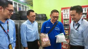 Direktur IT Bank Sampoerna Hendra Rahardja (kedua dari kiri) didampingi oleh Corporate Communication & Investor Relations Head Bank Sampoerna Ridy Sudarma (kanan) dan Branch Manager cabang Sampoerna Strategic Andrew Linardi (kiri) saat berdialog dengan pemilik Inti Jaya Mart Tony (tengah) tentang perjalanan bisnisnya.