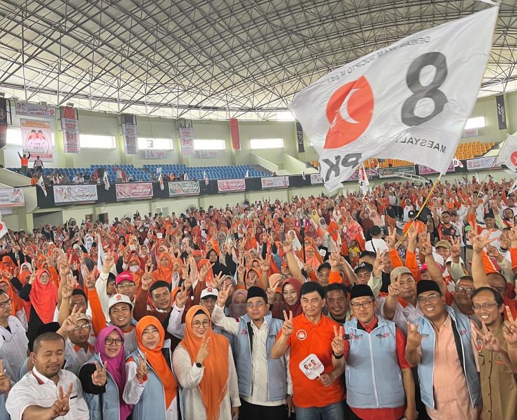 Kampanye PKS di Sports Centre Kelapa Dua.