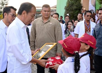 Saat Dua Siswi SD Sambut Presiden Jokowi di RSUD Waikabubak dengan Puisi