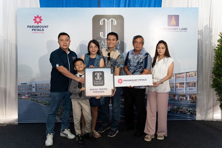 Serah Terima Perdana Calico Square di Paramount Petals, dari kiri ke kanan (Mario Susanto, VP Marketing & Sales Paramount Land) saat menyerahkan secara simbolis unit Ruko Calico Square kepada konsumen.