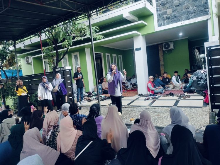 Pertemuan calon Wakil Bupati Tangerang, Intan Nurul Hikmah, dengan warga di Perumahan Graha Pesona, Citra Raya, Kecamatan Panongan. (RIK)