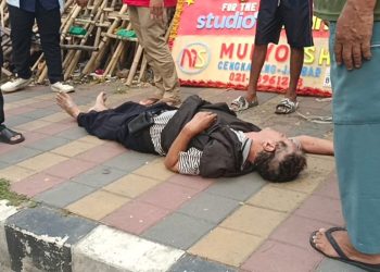 Lansia Diduga Mabuk Terkapar Usai Hantam Pengendara Sepeda Motor