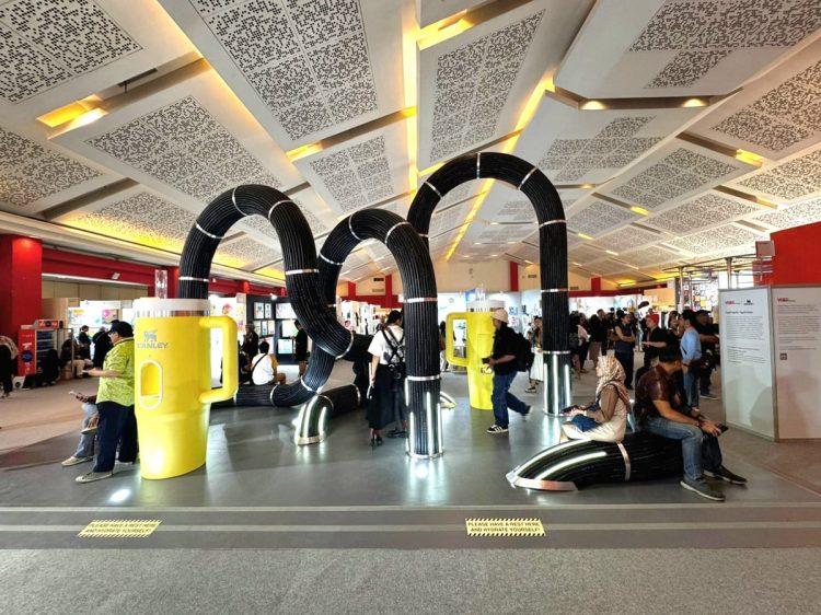 Instalasi seni unik bertema “Hydrogrid, Hydration” karya Aji Fajar di Art Jakarta 2024..