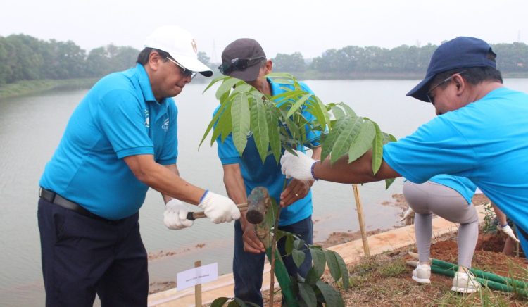 Penanaman pohon di Danau Lugano Citra Raya Tangerang.