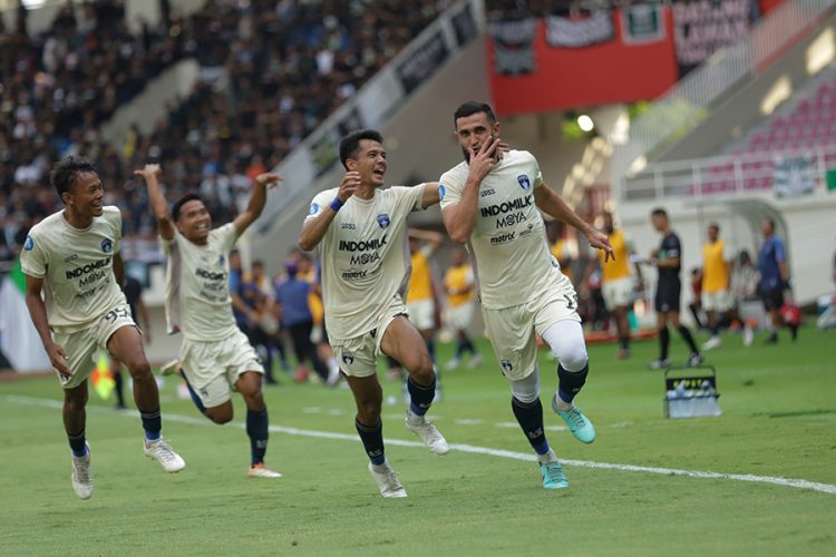 Javlon Guseynov selebrasi usai mengolkan gawang PSS Sleman. (instagram persita.official)