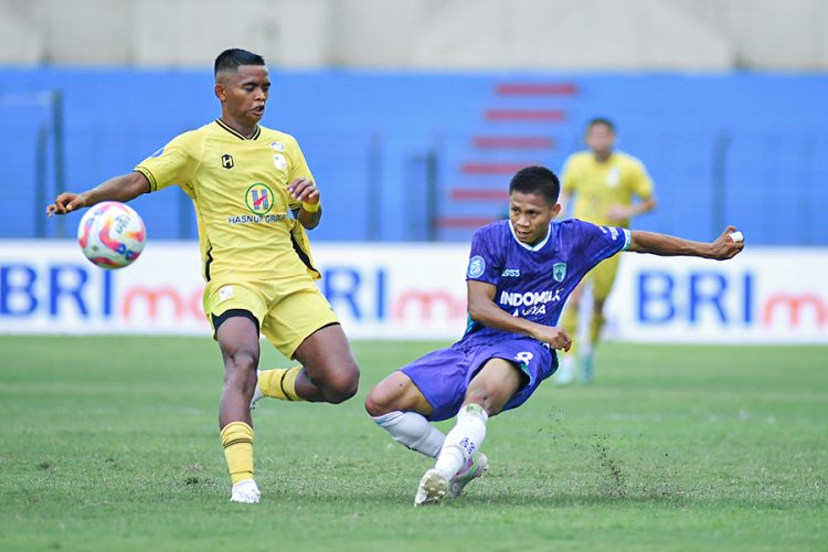 Pemain Persita berebut bola dengan Barito Putera. (persitafc.com)