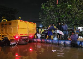 Rumah Terendam Banjir, Ratusan Warga Perumahan Garden City Diungsikan