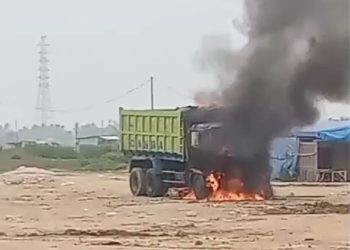 Teluknaga Membara, Massa Rusak dan Bakar Truk Tanah