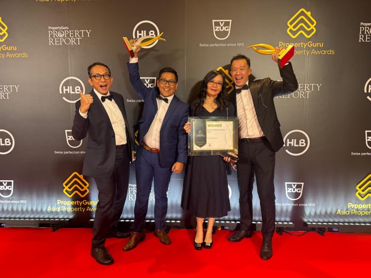 PropertyGuru Asia Awards 2024, Bangkok-Thailand. Paramount Land raih ‘Best Township Developer’di Asia pada ajang PropertyGuru Asia Property Awards 2024. M. Nawawi, Presiden Direktur Paramount Land (kiri) didampingi Santi Meilawati, Direktur Paramount Land (tengah), saat menerima penghargaan. (IST)