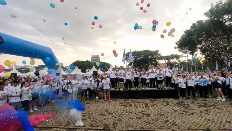 Puluhan ribu peserta mengikuti Paramount Fun Color Run 2024. (RIZ)