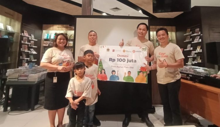 Chief Digital Business PT Bank Sahabat Sampoerna, Ivan Giarto (kedua dari kanan) didampingi oleh Legal Head Putera Sampoerna Foundation, Maria Worotikan (kiri) serta Corporate Communications and Investor Relations Head PT Bank Sahabat Sampoerna Ridy Sudarma (kanan) menyerahkan donasi senilai Rp100.000.000,- yang merupakan kontribusi dari karyawan dan perusahaan kepada Pimpinan Harian Pengurus Yayasan Panti Asuhan Pintu Elok Judyanto Sumitro (kedua dari kiri). (Rizki)