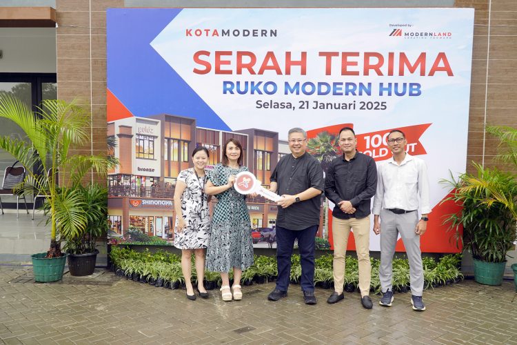 GM Marketing Rescom PT Modernland Realty Tbk., Liong Subur Kusuma (ketiga kiri) didampingi Sales Manager KotaModern, Hen Hidayat (keempat kiri) secara simbolis menyerahkan kunci unit ruko Modern Hub yang diterima oleh Yuli (kedua kiri) selaku Konsumen.