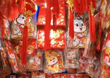 Pernak-Pernik Imlek Diburu Warga, Cuan Buat Pedagang