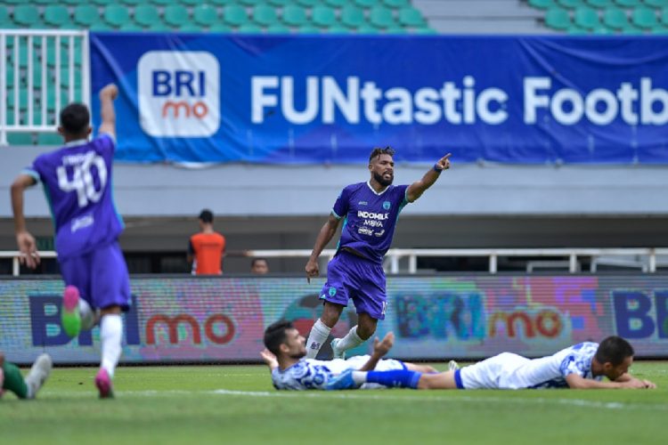 Penyerang Persita, Marios Ogkmpoe cetak satu gol saat lawan PSIS Semarang. (persitaf.com)