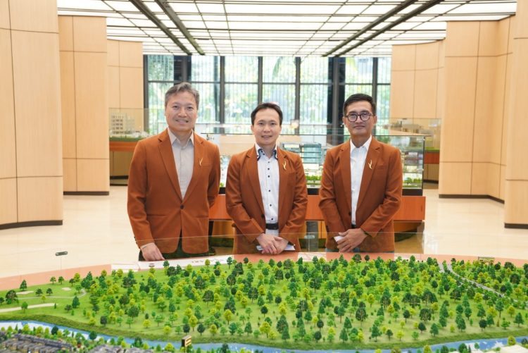 Wanto Ngali (Division Head Marketing & Business Development NavaPark), Jonilengliadi (Project Director NavaPark), dan Jonathan Widjanarko Rukma (Deputy Project Director NavaPark) dalam acara peluncuran NavaPark Business Suites pada 12 Februari 2025 di Marketing Office NavaPark.