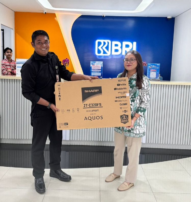 Penyerahan hadiah kepada nasabah BRI dalam Program Hadiah Undian Simpedes. (IST)