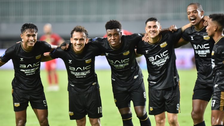 Dewa United rayakan fol saat bertanding melawan Persebaya. (ligaindonesiabaru.com)