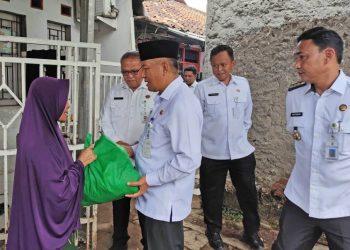 Program Tangerang Bersedekah, Warga Berterimakasih Diberi Paket Sembako Gratis
