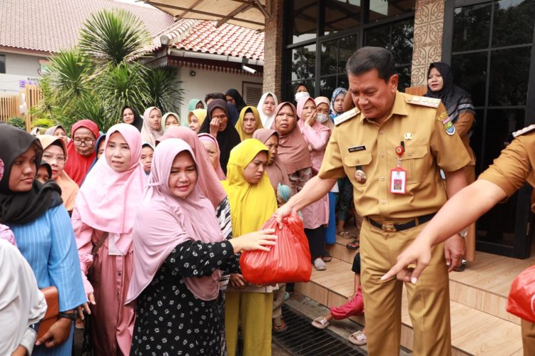 Bupati Tangerang, Moch. Maesyal Rasyid pantau Gerakan Pangan Murah (GPM) di Balaraja. (tangerangkab.go.id)