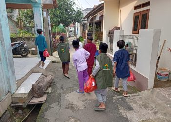 Komunitas Cisauk Mengaji, T.P.A Bocil S.K.A, dan GPS Bagikan Sembako untuk Warga