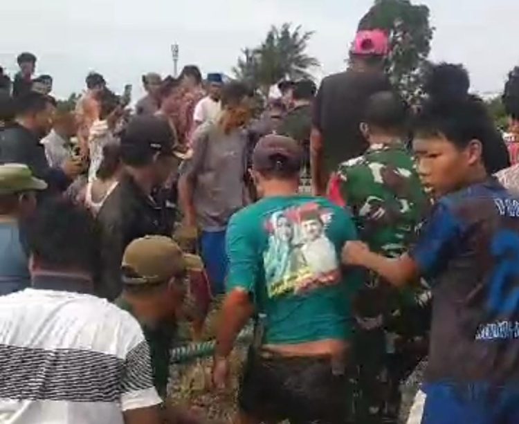 warga mencari bocah tenggelam.