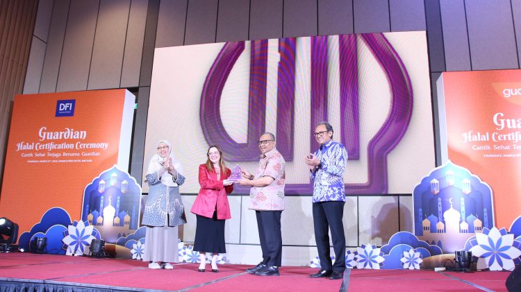 Kiri - Kanan: Ir. Muti Arintawati M.Si - Direktur Utama LPPOM
⁠Anna Hull - Director Guardian Indonesia
⁠Ir. Afriansyah Noor, M.Si - Wakil Kepala BPJPH
⁠Hadrianus Wahyu Trikusumo - Presiden Direktur PT DFI Retail Nusantara Tbk foto bersama saat penyerahan seetifikat halal. (Riz)