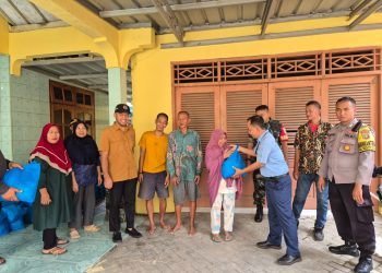 Warga Tersenyum Lebar Terima Bingkisan Lebaran dari IKPP Tangerang