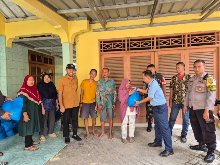 Pembagian bingkisan lebaran oleh IKPP Tangerang.