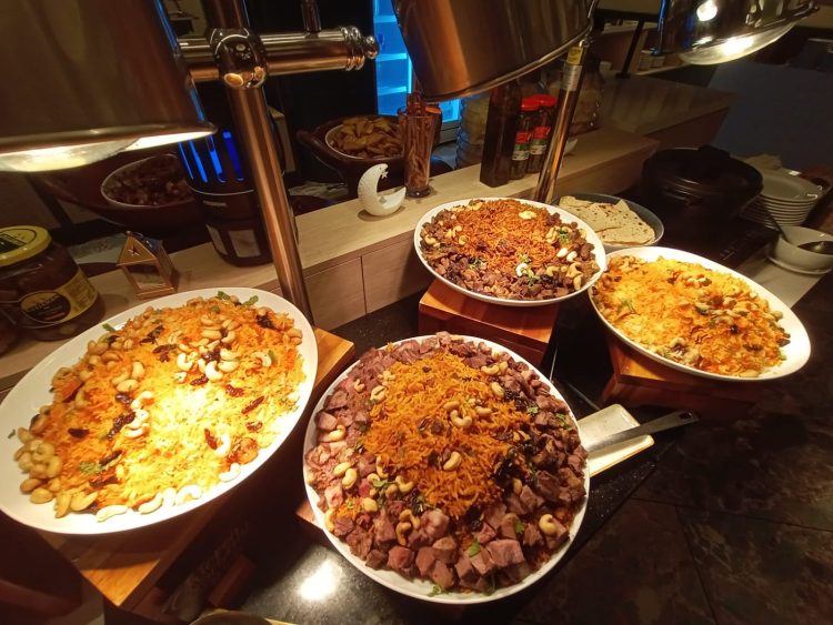 Menu Timur Tengah Shawarma Ayam, Nasi Briyani, dan Butter Chicken Curry.