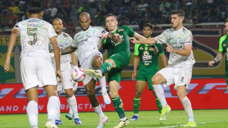 Pertandingan Persebaya vs Persib. (sumber foto: ngopibareng.id)