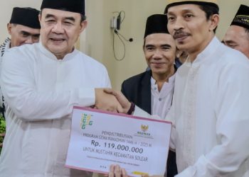 Bantu Fakir Miskin dan Guru Ngaji, Pemkab Tangerang Bersama Baznas Salurkan Rp139 Juta