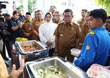 Gubernur Banten Tinjau Uji Coba Program Makan Bergizi Gratis di SMKN 1 Anyer