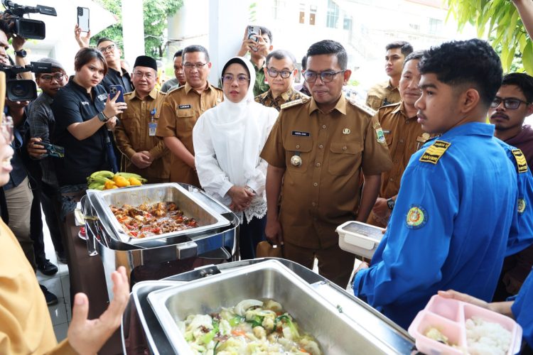 Gubernur Banten Andra Soni memantau program MBG di SMKN 1 Anyer, Kabupaten Serang. (Biro Adpimpro Banten)