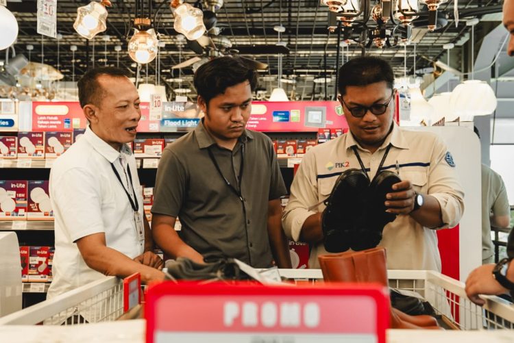Pengunjung berbelanja bahan bangunan di Grand Mitra sesaat setelah Grand Launching Grand Mitra di Pantai Indah Kapuk 2 (PIK 2), Jakarta Utara.