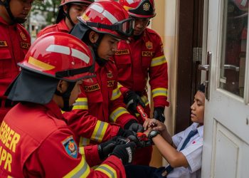 Jari Terjepit Engsel Pintu, Siswa SMAN 7 Tangsel Diselamatkan Petugas Damkar